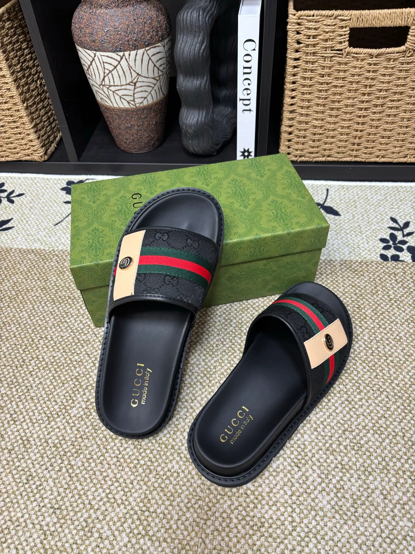 Factory 💰 300 yuan Gucci slippers] high-end men's shoes brand official website 1:1 latest masterpiece: original mold customization, the fabric is made of imported original materials, upgraded outsole, lighter and non-slip. The market's top quality, simple yet tasteful, a must-have for fashionistas, fashionable at your feet, full of confidence, the same style at the counter 👍The season of summer slippers is here. Code: 38-45 (45 customized)